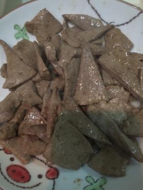 滑炒至猪肝表面断生，差不多鼓起来的时候盛出。切记不要炒太久，否则猪肝会变老，吃起来就不顺滑爽口