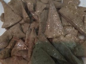 滑炒至猪肝表面断生，差不多鼓起来的时候盛出。切记不要炒太久，否则猪肝会变老，吃起来就不顺滑爽口