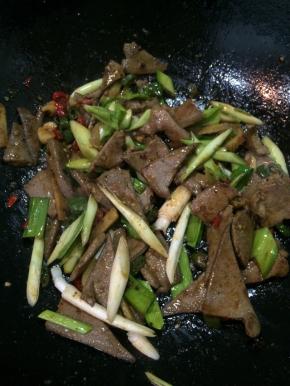 加入青蒜，淋一点醋，青蒜断生后即可出锅