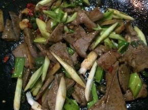 加入青蒜，淋一点醋，青蒜断生后即可出锅