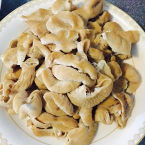 肥肠洗净切块，用水焯熟