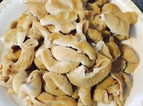 肥肠洗净切块，用水焯熟