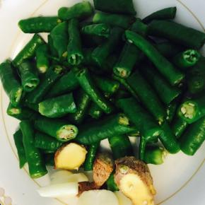 青椒切段，姜蒜切片