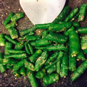 辣椒加盐不放油干炒，炒成出虎皮状