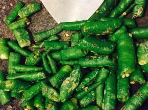 辣椒加盐不放油干炒，炒成出虎皮状