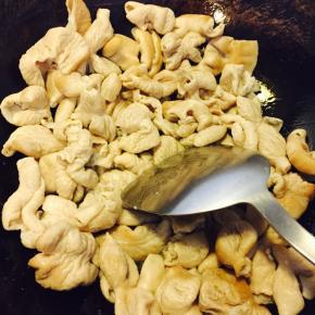 油锅加热，倒入肥肠翻炒至金黄，待肥肠内油全部液化后，加姜、蒜、花椒，一勺白糖，一勺豆瓣酱，少许酱油，再放入青椒拌匀翻炒