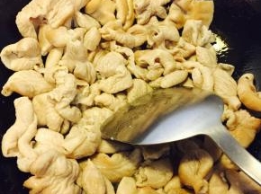 油锅加热，倒入肥肠翻炒至金黄，待肥肠内油全部液化后，加姜、蒜、花椒，一勺白糖，一勺豆瓣酱，少许酱油，再放入青椒拌匀翻炒