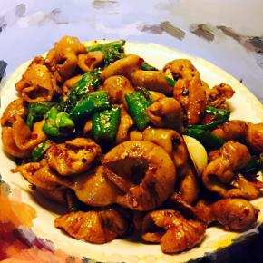 出锅前加适量盐和鸡精，干煸肥肠就完成了