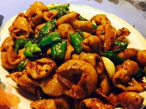 出锅前加适量盐和鸡精，干煸肥肠就完成了