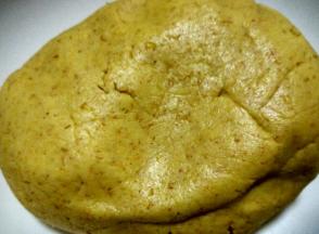 黄油放糖打发，加入猴头菇搅拌均匀，放入鸡蛋和适量食盐，搅匀后加入适量的低筋面粉，手搓成团，放进冰箱冷藏1个小时