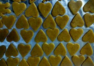 把冷藏好的面团用刀切一块，擀成薄片，用模具做成理想的形状