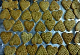 放入烤箱烘烤，上下火180度，烤上30分钟左右，变色后取出