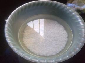 准备适量的糯米，洗干净后用清水浸泡1个小时