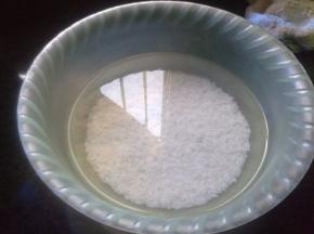 准备适量的糯米，洗干净后用清水浸泡1个小时