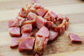 香菇、腊肠切丁备用