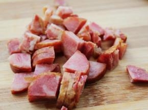 香菇、腊肠切丁备用