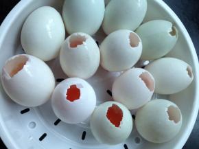 生咸鸭蛋敲一个小口沥掉蛋清，只留蛋黄，口子不要开太大