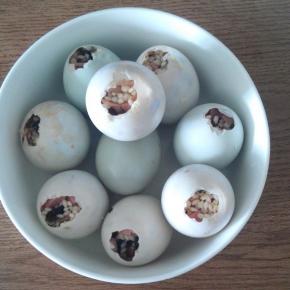 把糯米、腊肠、香菇以及所有的调味料混合搅拌均匀，将原料灌入咸蛋中，每个咸蛋里倒入适量的汤汁