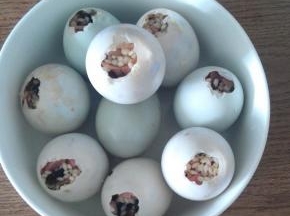 把糯米、腊肠、香菇以及所有的调味料混合搅拌均匀，将原料灌入咸蛋中，每个咸蛋里倒入适量的汤汁