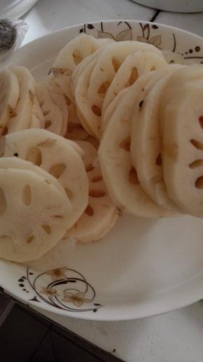 莲藕去皮洗净切成薄片备用