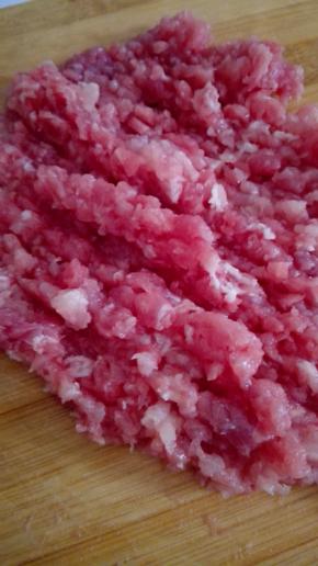 猪肉剁成肉馅备用