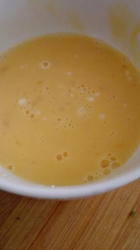 将鸡蛋打成蛋液，加适量的淀粉和少量的水搅拌均匀