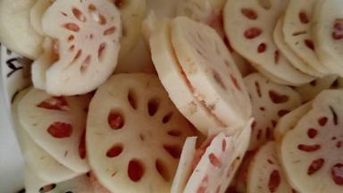 两个藕片中间夹上适量的肉馅压实