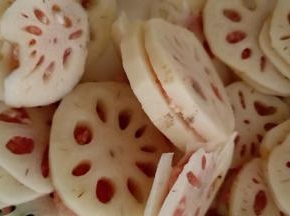 两个藕片中间夹上适量的肉馅压实