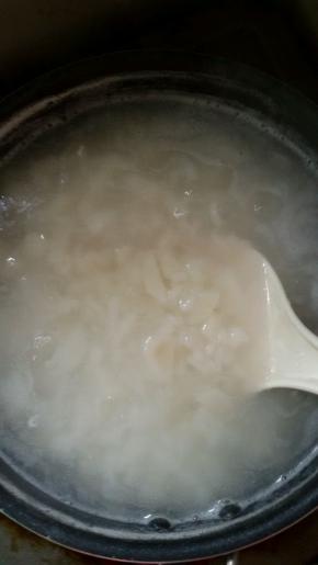 大米放入砂锅内小火煲成粥