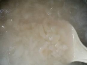 大米放入砂锅内小火煲成粥