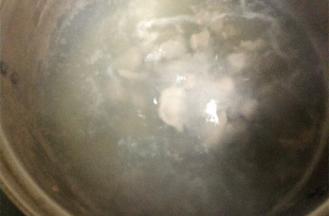 腌好的鸭肉放入沸水中焯水，沥干水分