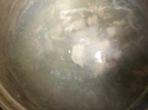 腌好的鸭肉放入沸水中焯水，沥干水分