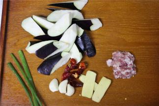 先将主料茄子滚刀切块，然后和其他配料一起备用