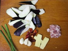 先将主料茄子滚刀切块，然后和其他配料一起备用