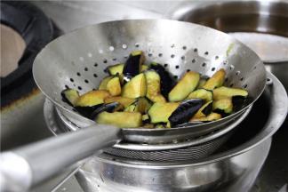 茄子表面炸到色泽金黄时，捞出备用