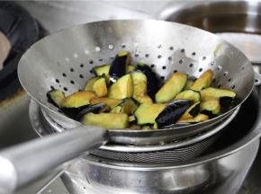 茄子表面炸到色泽金黄时，捞出备用