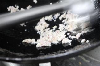 再重新起锅放入少量油，然后将肉沫进行翻炒