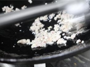 再重新起锅放入少量油，然后将肉沫进行翻炒