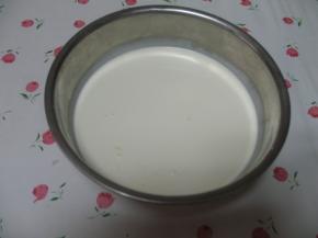 将淡奶油、牛奶、炼乳放在平底锅中搅拌，加入细砂糖，小火加热，不能烧开，只需把细砂糖融化就可以