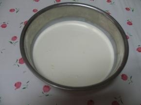将淡奶油、牛奶、炼乳放在平底锅中搅拌，加入细砂糖，小火加热，不能烧开，只需把细砂糖融化就可以