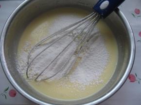 加入低粉过筛，搅拌均匀