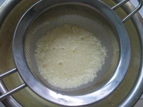 搅拌好的蛋挞液再次过筛，做到无颗粒