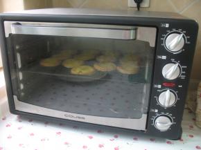 蛋挞放入烤箱，200度先烤8分钟，然后220度烤7分钟就可以出炉了