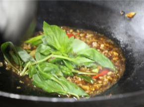 再根据自己口味依次加入酱油膏，鸡粉，白糖，白胡椒粉，老抽，高汤和最重要的九层塔