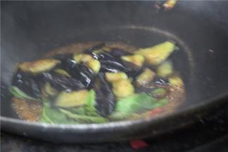 最后将事先炸好的茄子块一并倒入翻炒，等高汤收汁的差不多就可以出锅了