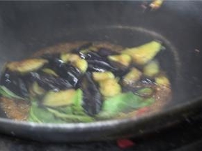 最后将事先炸好的茄子块一并倒入翻炒，等高汤收汁的差不多就可以出锅了