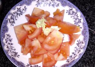 西红柿洗干净切块，生姜切末