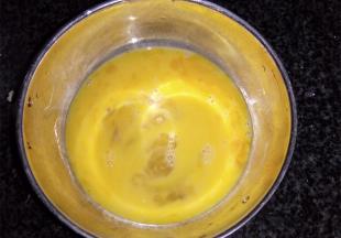 鸡蛋打散，放上姜末搅拌成蛋液