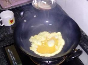 油锅烧热，倒入蛋液翻炒，炒熟后出锅