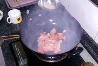 将西红柿下锅翻炒